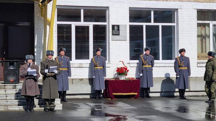 Мемориальную доску погибшему военнослужащему из Читы открыли в школе №22