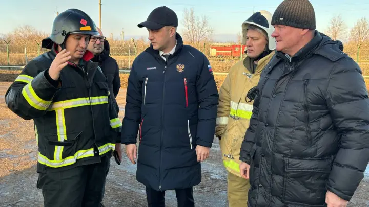 В Саратовской области круглосуточно тушат пожар на предприятии после атаки БПЛА