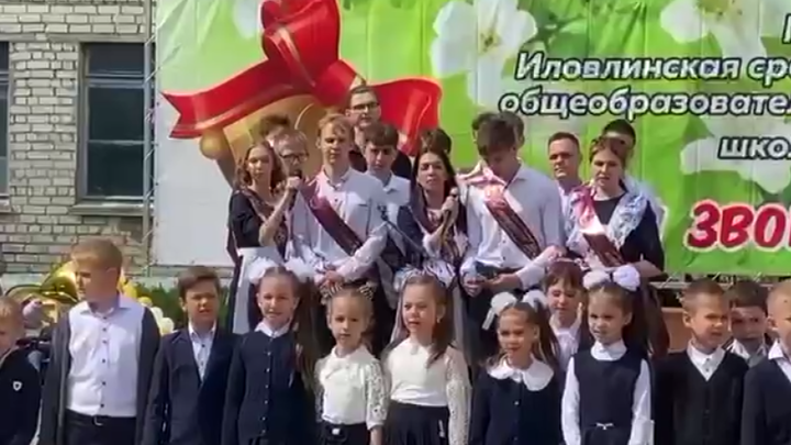 Появилось видео, как одиннадцатиклассник хотел зарезать девушку на последнем звонке