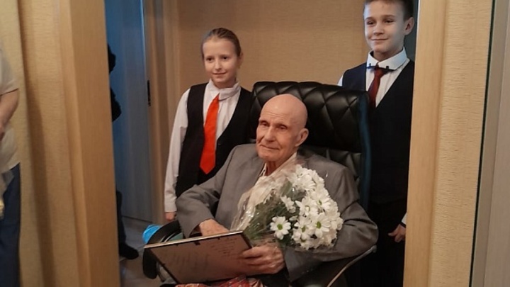 Бойцы СВО поздравили новосибирского ветерана Михаила Мезина со столетним юбилеем