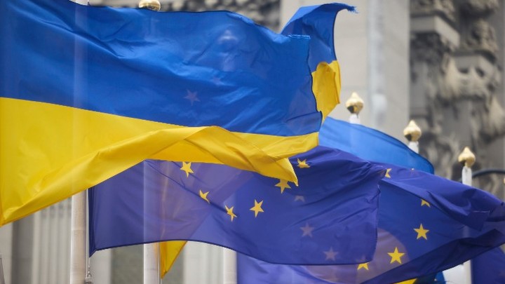 Украина больше неинтересна: В Чехии начали снимать украинские флаги