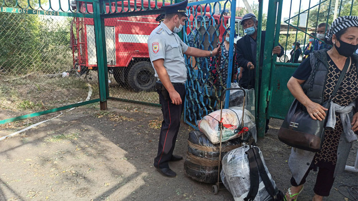 Умер прямо на полустанке: В Каменске-Шахтинском мигрант скончался при посадке на вывозной поезд