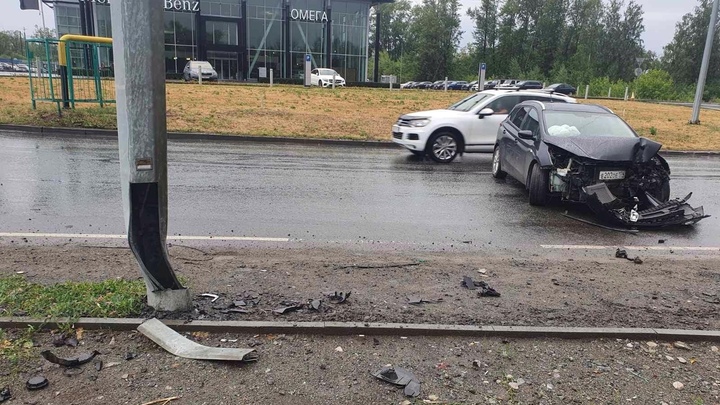 В Челябинске женщина за рулем иномарки снесла электроопору