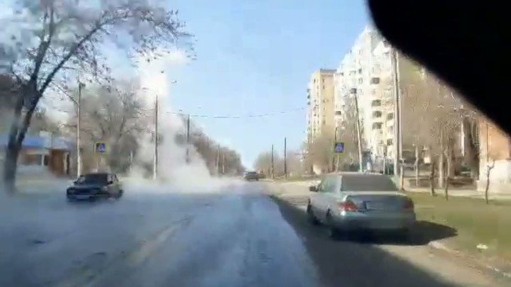 В Самаре машина провалилась в яму с кипятком: видео порывов прислали очевидцы