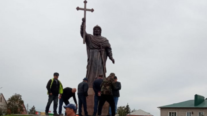 В райцентре Новосибирской области установили памятник Святому равноапостольному князю Владимиру