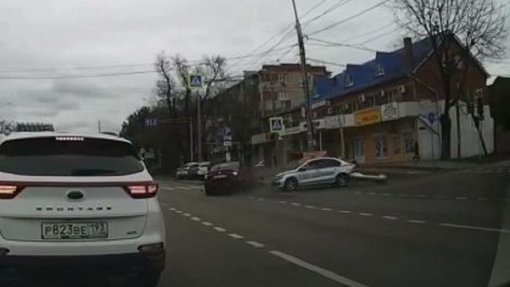 На камеру видеорегистратора попал момент ДТП с полицейской машиной в Краснодаре