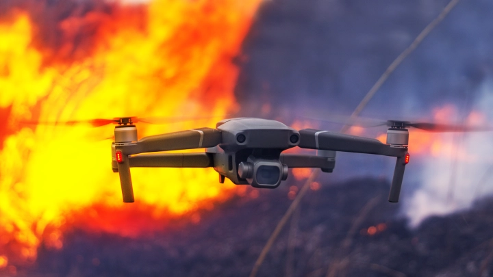 После атаки БПЛА начался пожар на одном из предприятий в Тверской области