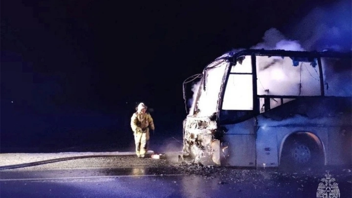 Под Барнаулом на ходу загорелся автобус с 22 пассажирами