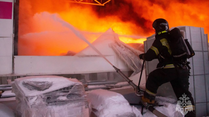 Трое взрослых и четверо детей остались без крова из-за пожара в Междуреченском
