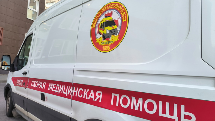 Заядлая нарушительница на Volvo сбила школьницу при выходе из трамвая на Савушкина