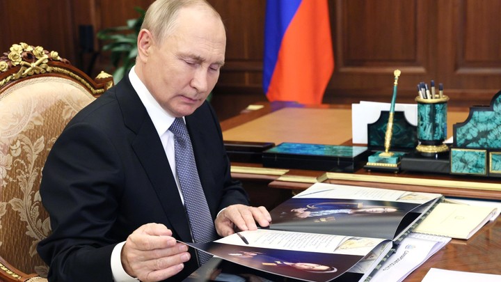 Красавицы: Дмитрий Азаров подарил Владимиру Путину альбом с уникальными фотографиями Жёны героев