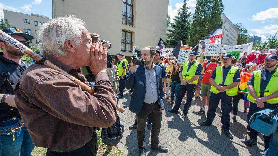 В Варшаве несколько тысяч человек вышли на митинг против правительства В Варшаве несколько тысяч человек вышли на митинг против правительства