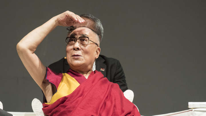 Далай-лама просил мальчика пососать его язык. Скандал пытается замять канцелярия