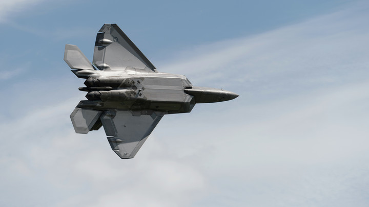 Невидимость не поможет Смертоносный F-22 проигрывает Су-35