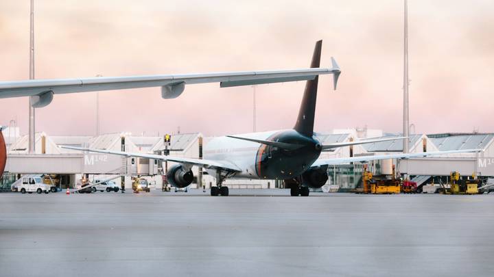 Афганцы штурмуют самолёты США, чтобы убраться из захваченного боевиками Кабула - видео