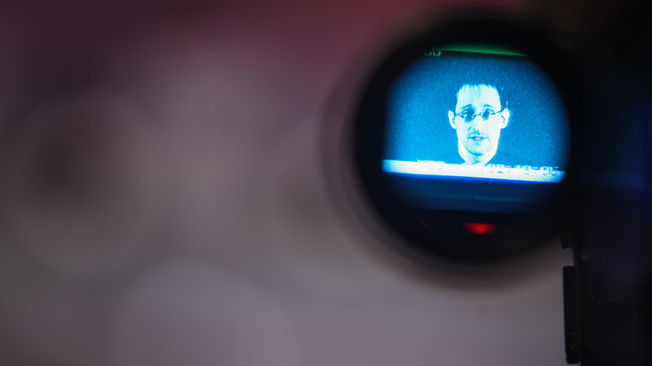 Это унижает весь мир: Сноуден назвал Дурова заложником Макрона