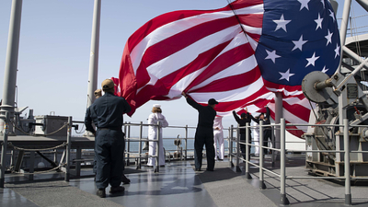 Загадочные смерти на авианосце США привели к массовому бегству моряков