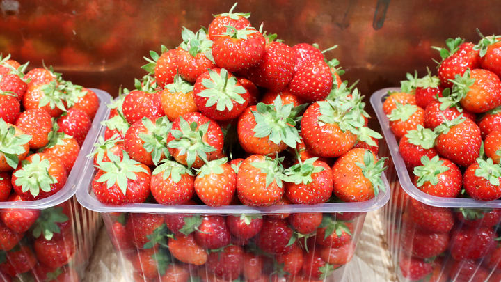 Чем опасна клубника с 20-кратным превышением уровня антибиотиков: Мнение гастроэнтеролога