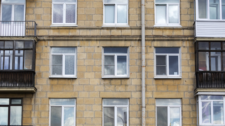 В Петербурге уже третий ребёнок выпал из окна. Число несчастных случаев растёт на фоне жары