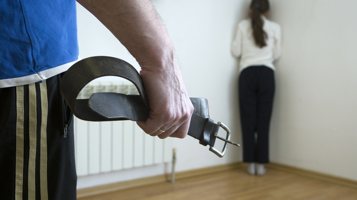 Морили голодом, подвешивали за ноги: Истязание детей опекунами-мигрантами ошеломило даже бывалых