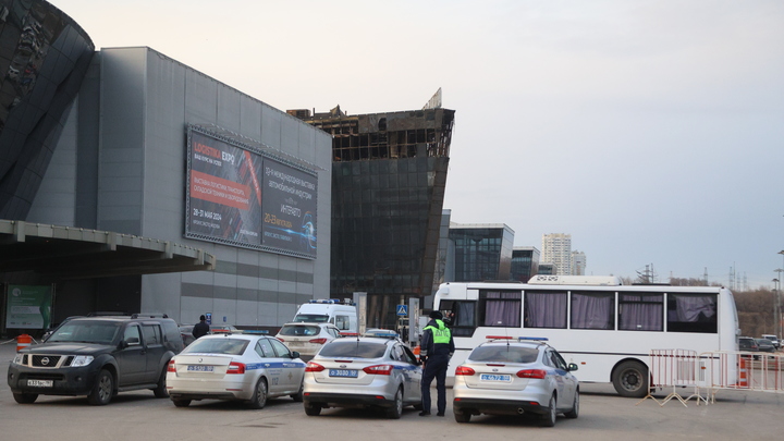 Трех братьев обвиняемого в теракте Шамсиддина увели на допрос в Таджикистане