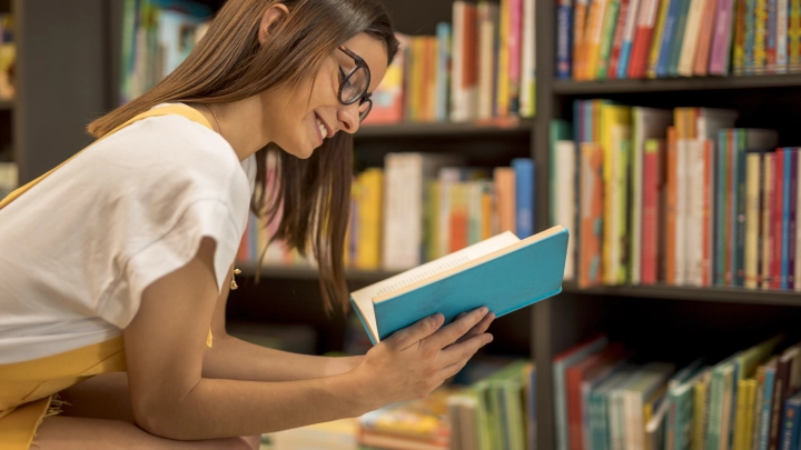 Не снижая накала борьбы: Украинки рвут книги русских классиков