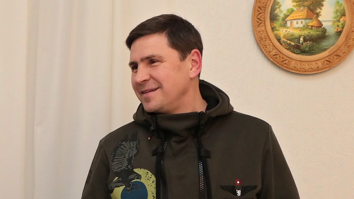 Зеленский не выпустит украинцев из страны. Советник президента внезапно сказал правду под камеру