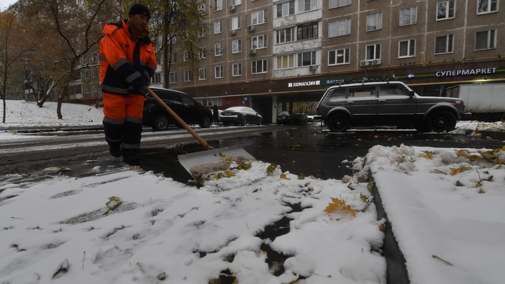 Более 400 дворников не хватает Петербургу в борьбе с сугробами