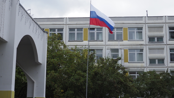 На Урале учитель во время урока дал пощечину одному ребенку, а второго избил палкой