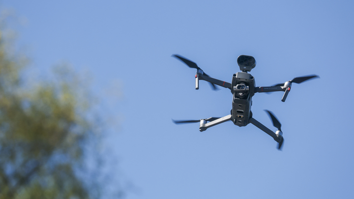 Вон дрон!: Очевидцы засняли столб дыма после падения дрона в Подмосковье