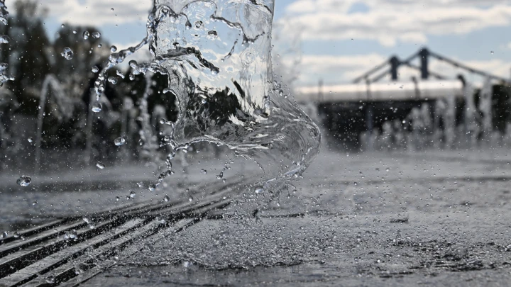 В Китае сняли на видео падение летающей тарелки в фонтан