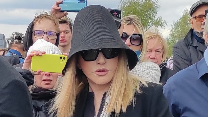 Очень переживала, что не пустят: Пугачёву более часа продержали на границе в ноябре