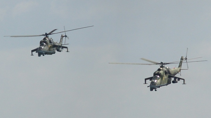 МО России показало, как вертолеты ВКС уничтожают украинскую технику с воздуха