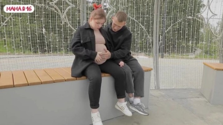 Родила двойню: школьница из Новосибирска стала героиней шоу Мама в 16