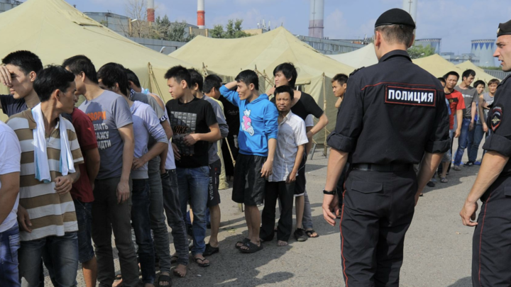 Автовокзалы, овощебазы и хостелы: Мигрантам в Москве раздают повестки