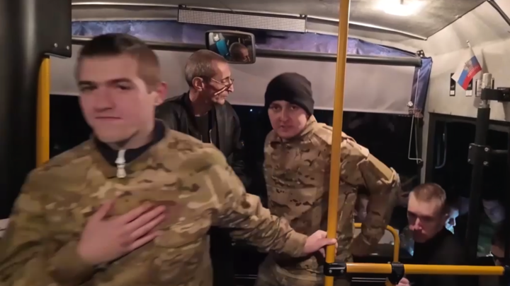 Двое челябинцев вернулись домой из украинского плена