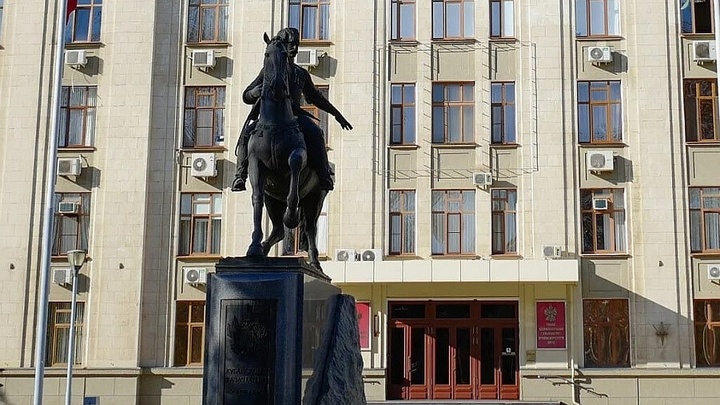 В администрации Кубани два чиновника работали по поддельным дипломам