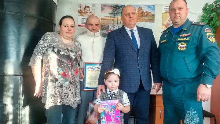 В Курганской области 4-летняя девочка получила награду за спасение соседей от пожара
