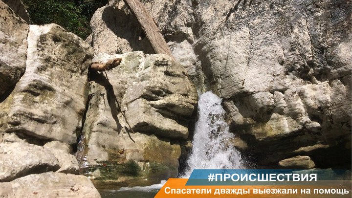 Спасатели помогли упавшему в реку мужчине и вынесли из леса на носилках женщину с низким давлением