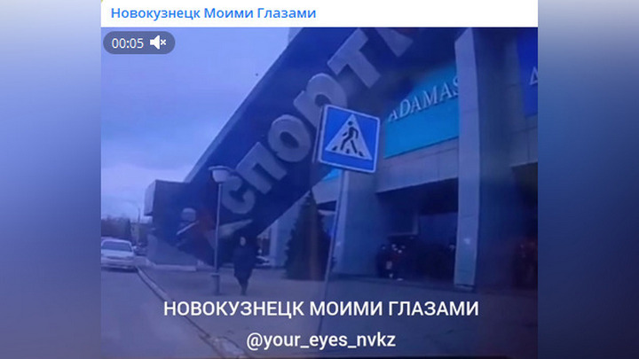 Вывеска рухнула на женщину с фасада ТЦ во время урагана в Новокузнецке