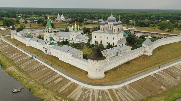 В Макарьеве прошли богослужения в честь основателя монастыря
