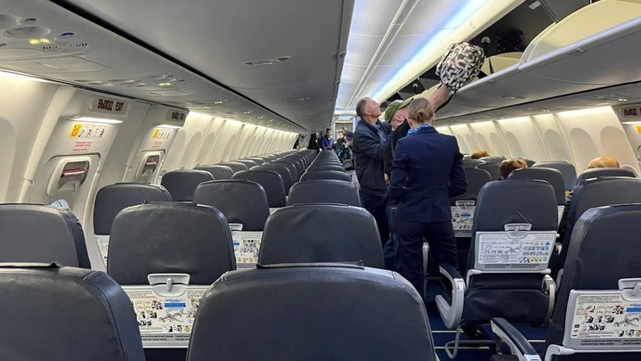 В аэропорт Сочи вернулся самолёт, на борту которого увидели пассажира с пистолетом