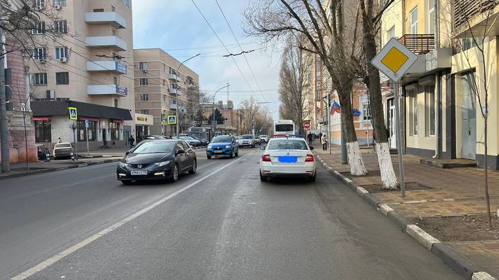 В Ростове женщина получила травмы при резком торможении автобуса