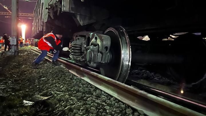 В Екатеринбурге 13 вагонов грузового состава сошли с рельсов