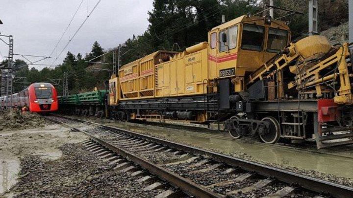 В Сочи оползень сошёл на железную дорогу