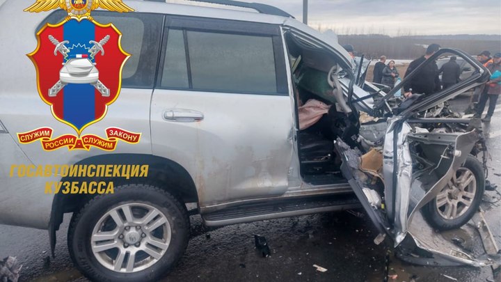 Три человека пострадали в жестком ДТП с фурой и внедорожником в Кузбассе
