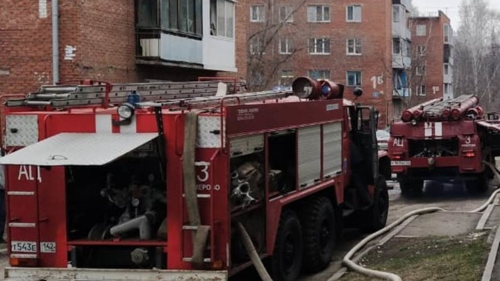 Три человека пострадали при пожаре в кемеровском общежитии
