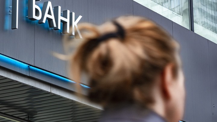 По мнению Минфина банки должны делить с клиентами потери от мошенников