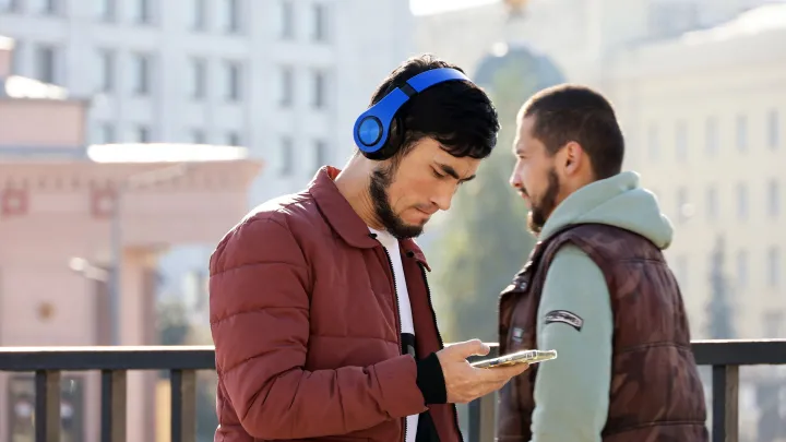 Провокация? Мигрант не встал при гимне России - зритель быстро воспитал его на глазах у толпы