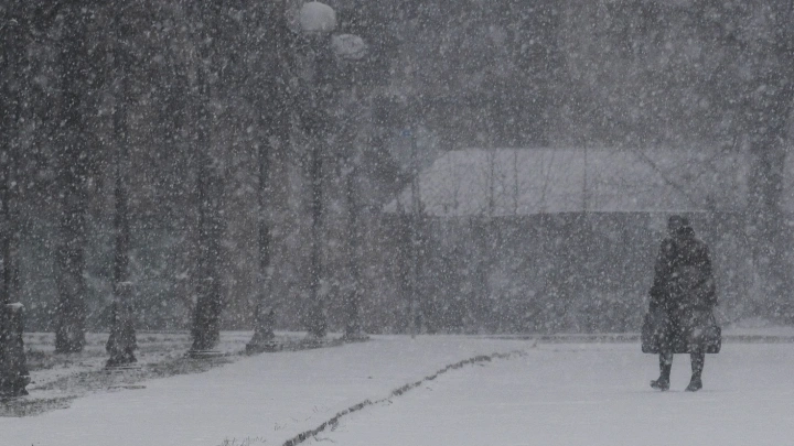 Москвичей просят бросить машины в четверг из-за балканского циклона
